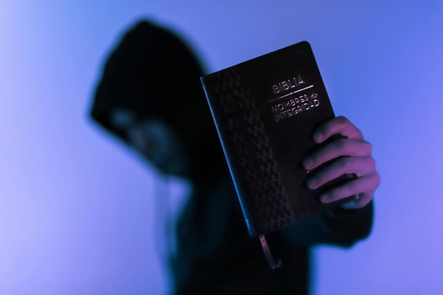  Găsește curajul și puterea în momente dificile: 20 de versete biblice care te îmbărbătează și îți oferă forța interioară