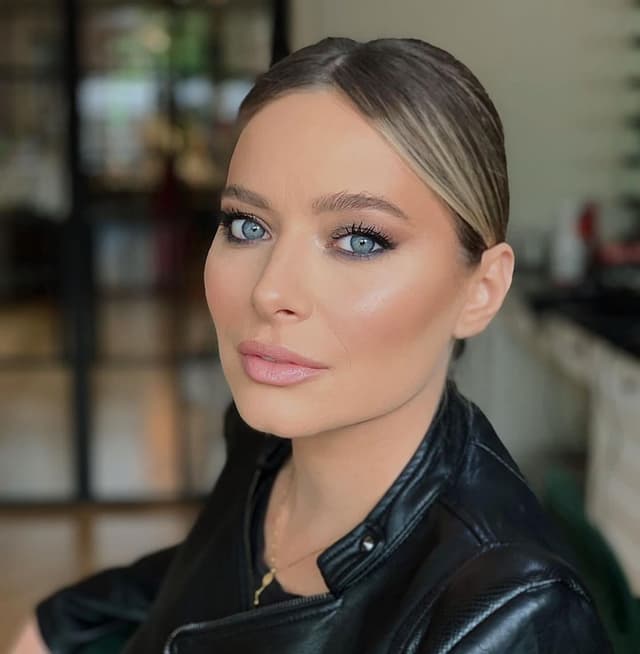 Laura Cosoi uimește în costum de baie! Cum arată vedeta după 4 nașteri, la plajă în Portugalia. Descoperă imaginile care au cucerit rețelele sociale!