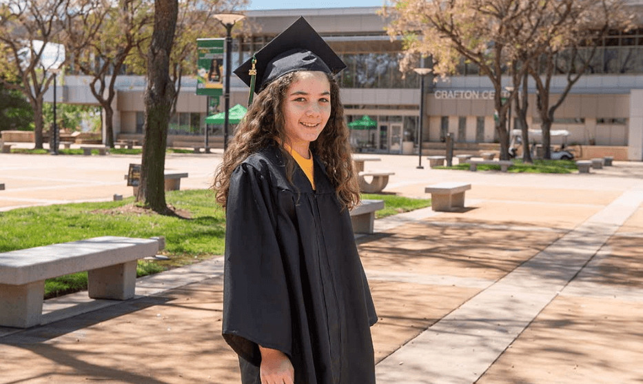 Alisa, fetița genială de 11 ani din California, uimește lumea academică cu două diplome universitare obținute în timp record! Află cum a reușit!