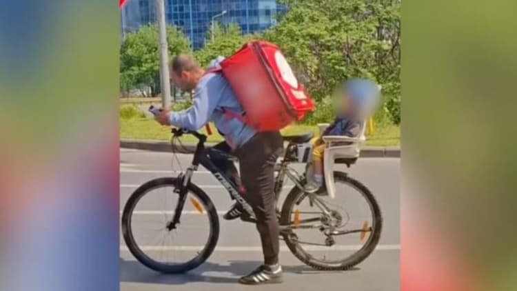  Aurel Simion, Povestea Emoționantă a Livratorului de la Tazz: Muncesc de la 14 ani pentru familia mea