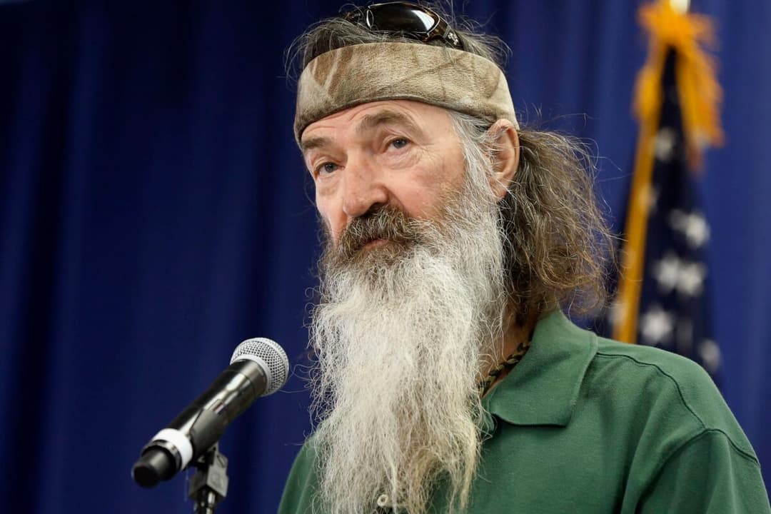  Phil Robertson, fondatorul Duck Commander, s-a stins din viață la 79 de ani, confirmă nora sa, Korie Robertson.