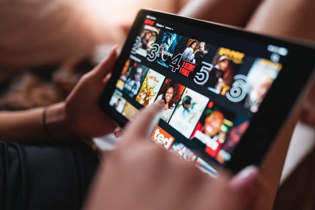 Descoperă noul serial Netflix inspirat din cartea de succes global, pregătit să cucerească inimi cu povestea sa clasică modernizată!