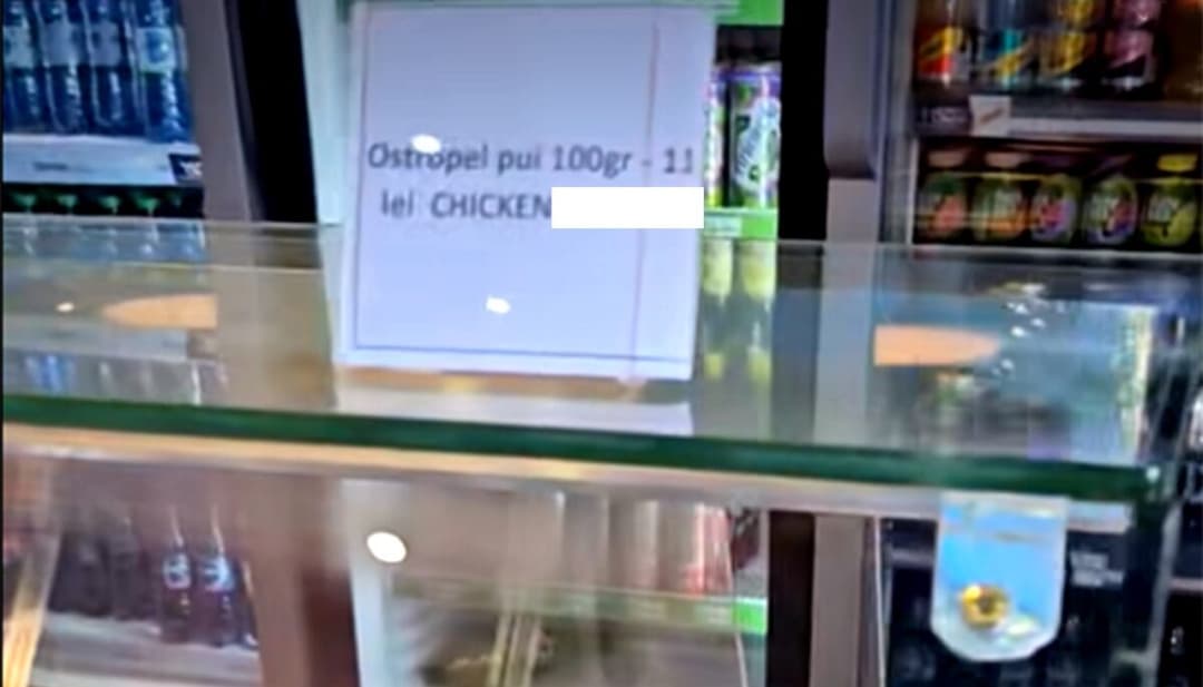 Cum au tradus ostropel de pui angajații unei autoserviri din Eforie Nord și au surprins turiștii!
