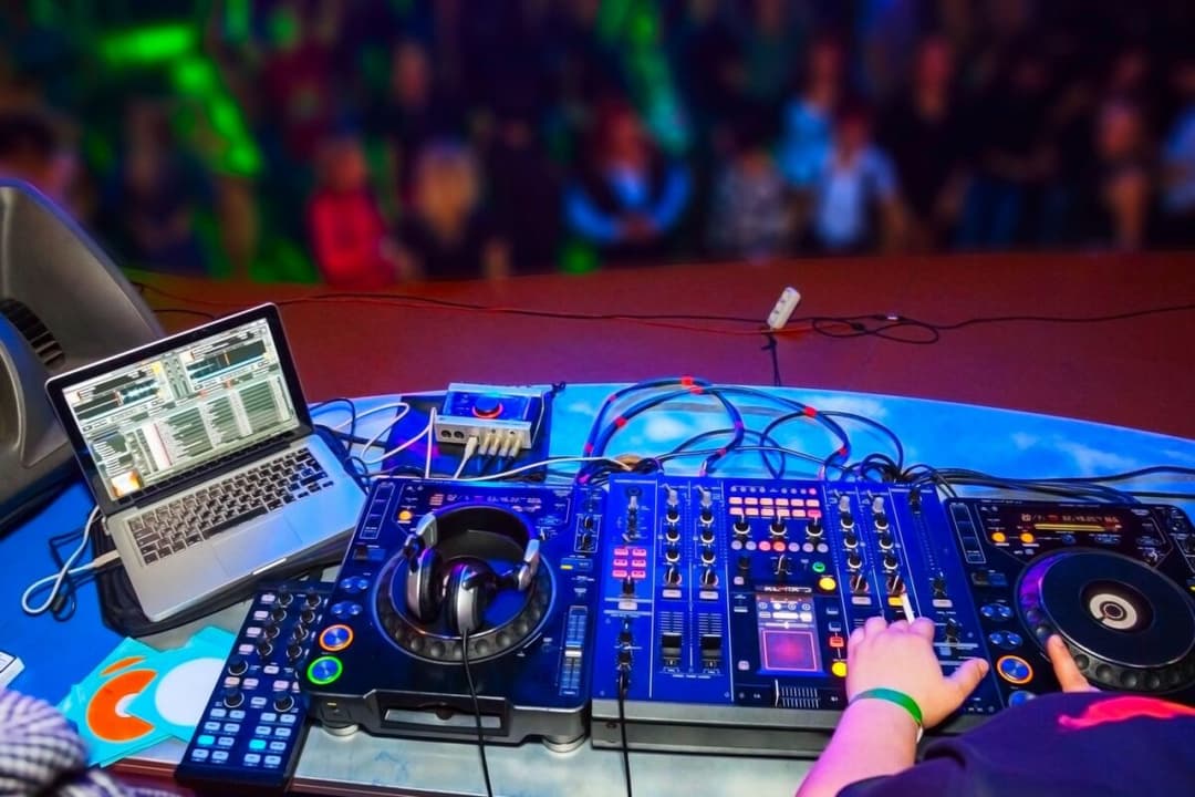 DJ-ul faimos din anii ’90, John Reid, fondatorul Nightcrawlers, a murit subit la 61 de ani; cauza decesului încă investigată