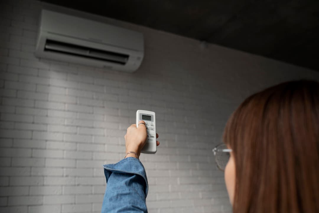 Trucuri simple pentru a-ți răcori casa când aerul condiționat nu mai face față în zilele caniculare ale verii.