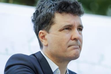  O Chemare la Analiza Aprofundată a Scenei Politice Românești