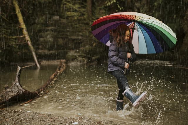  Frig și ploi torențiale în România. Temperaturi cu 15 grade mai scăzute față de media climatologică. Când se va încălzi?