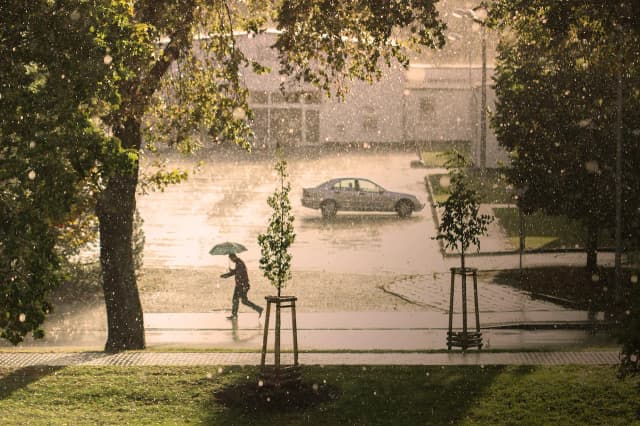 Vara 2025 Întârzie! Iunie Friguros și Ploios Anunțat de Meteorologi. Când Vine Căldura Așteptată?