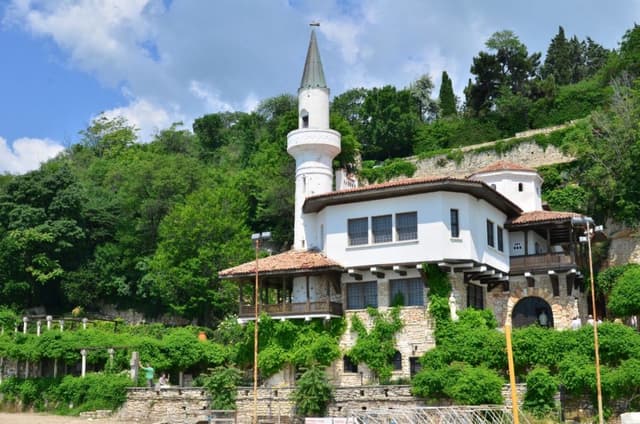 Grădinile Memoriei - Expoziție Aniversară la Castelul Balcic Comemorând 150 de Ani de la Nașterea Reginei Maria