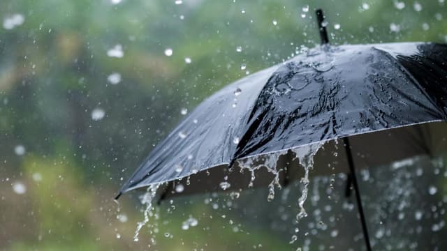  Ploi torențiale, vânt puternic și frig de toamnă în România. Alerte meteo în jumătatea de est a țării.