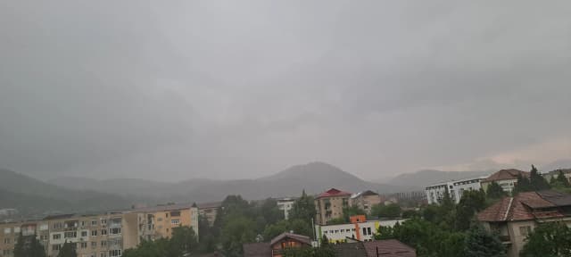  Prognoza meteo pentru 15 mai - Front atmosferic lovește România, sudul rămâne sub soare strălucitor