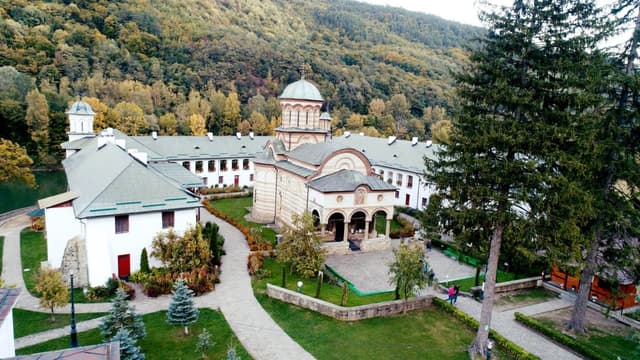 18 Mai: Celebrăm 638 de Ani de la Sfințirea Mănăstirii Cozia, Un Monument al Voievodului Mircea cel Bătrân din 1388
