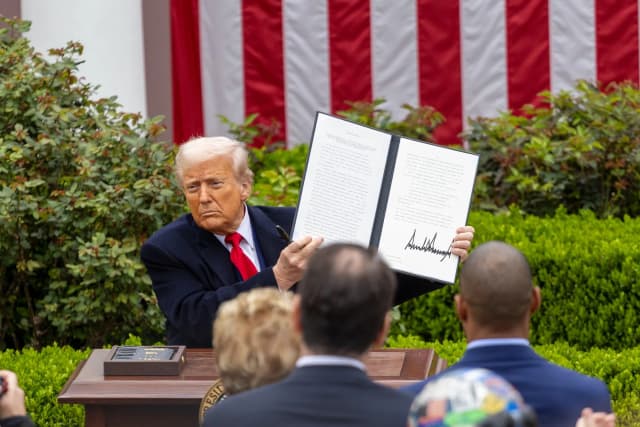  Tarifele vamale impuse de Trump sunt ilegale și depășesc atribuțiile prezidențiale, decizia subliniază limitele puterii executive