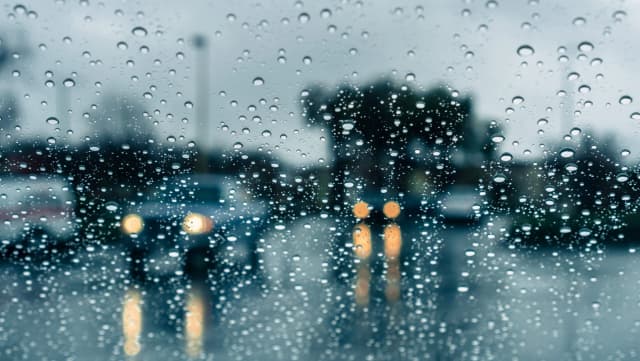  Vreme tot mai rece și ploi torențiale pe 7 mai. Zonele critice și prognozele pentru București. Temperaturi și instabilitate atmosferică.