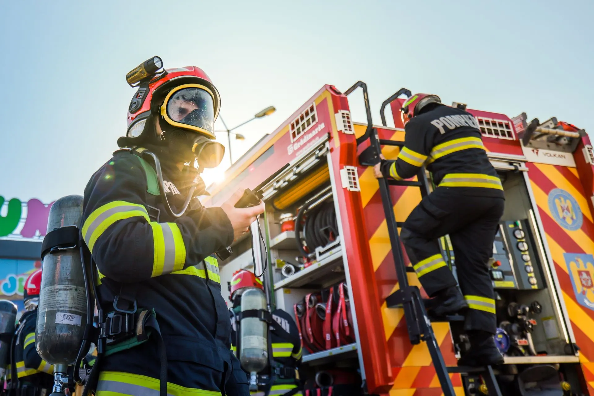 Foc pe Bârcă, Sector 5: arsuri și fum, doi duși la spital