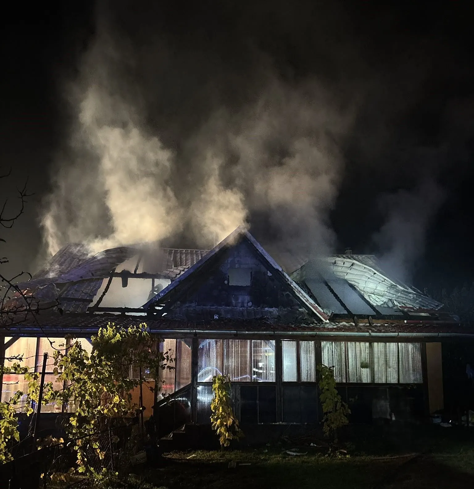 Foc puternic la o casă din Chieșd: 300 mp, fotovoltaice pierdute, arsuri