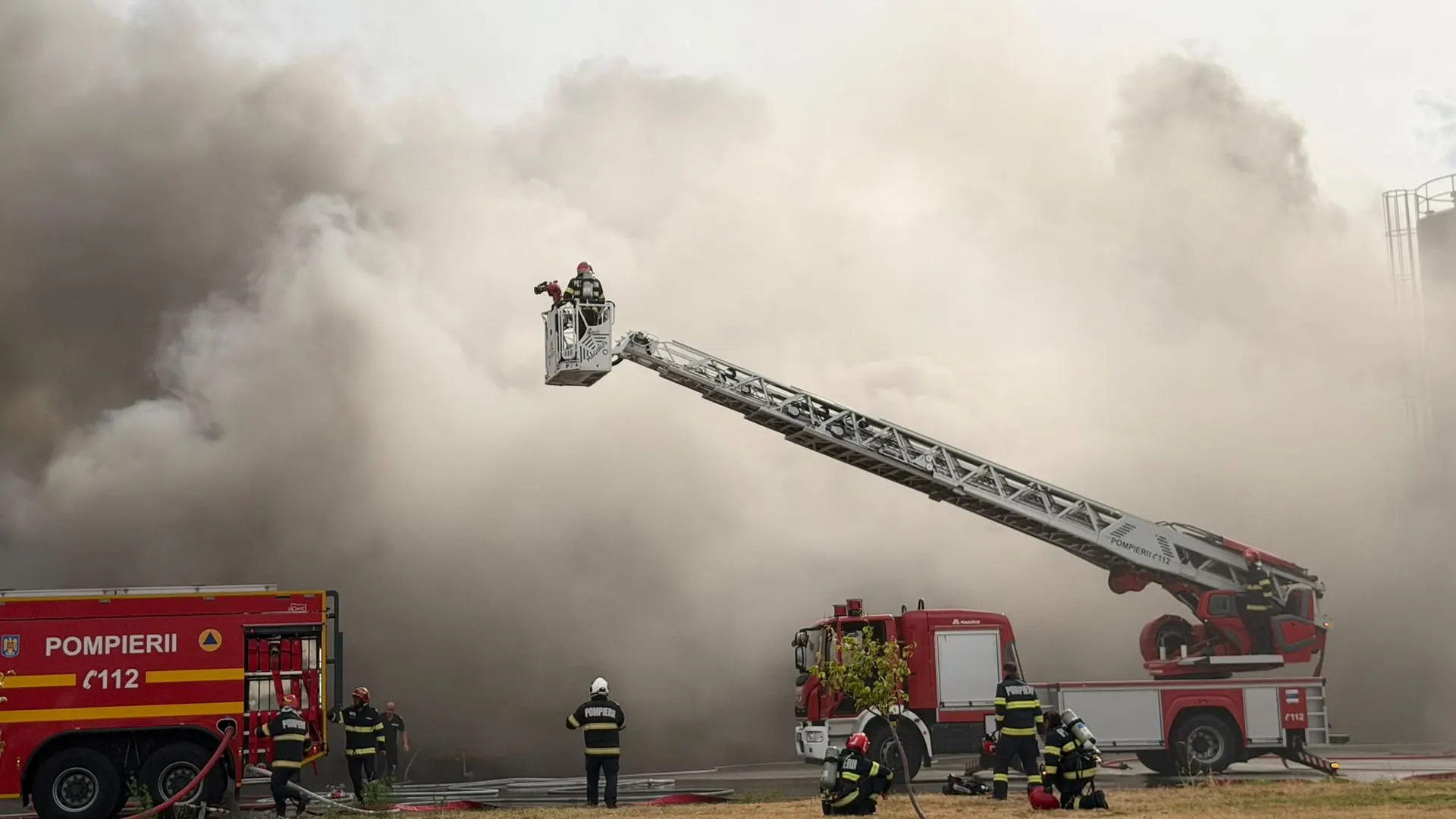 Celuloză în foc la Drobeta: 4.000 mp, fum greu, RO-ALERT, ajutor din patru ISU
