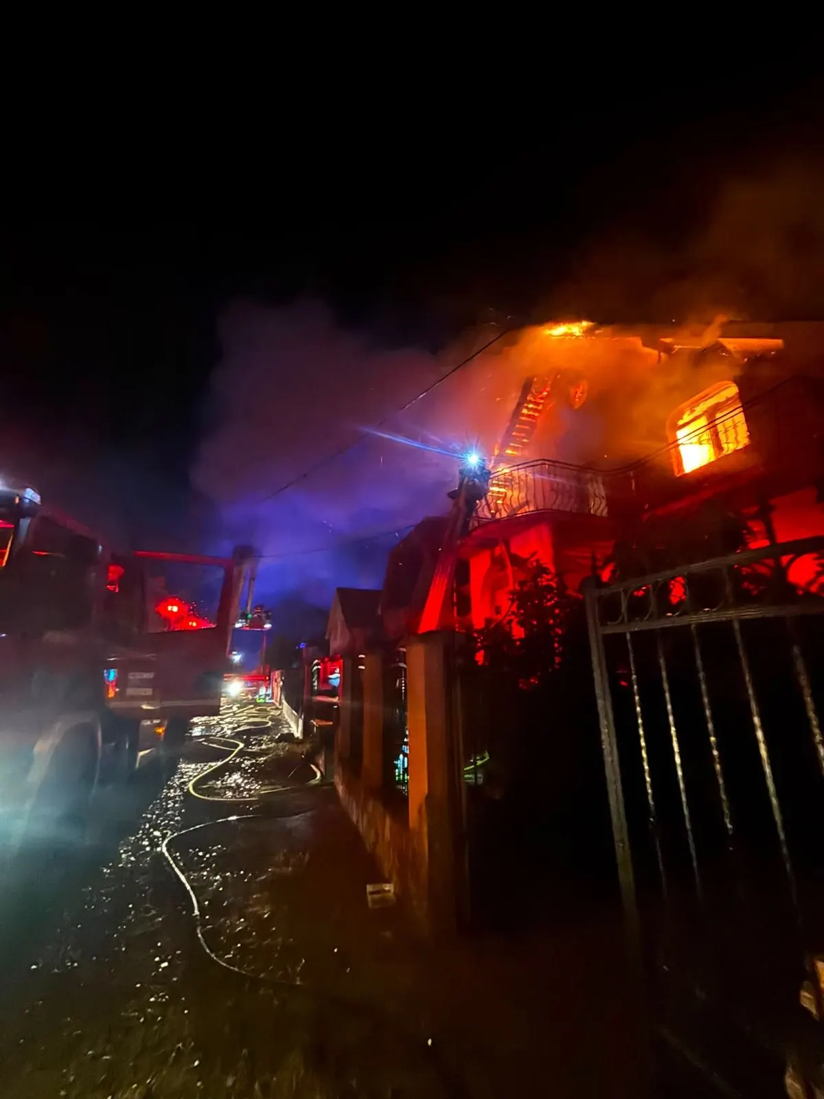 Foc de casă în Oșorhei: o locuință vecină, la 30 de centimetri de flăcări