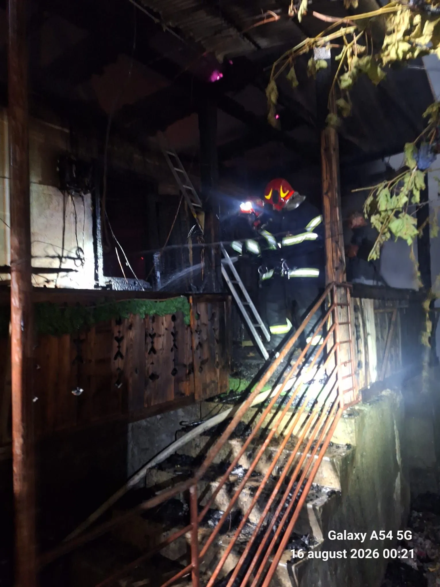 Foc de noapte la Salva: patru curți atinse, o casă aproape distrusă