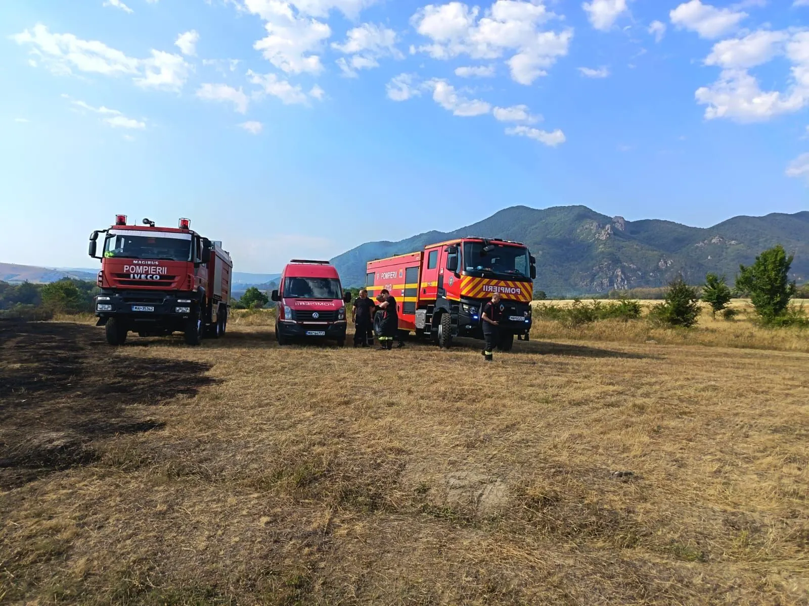 Foc pe vegetație în Hunedoara: Vulcan, Roșcani și alte localități