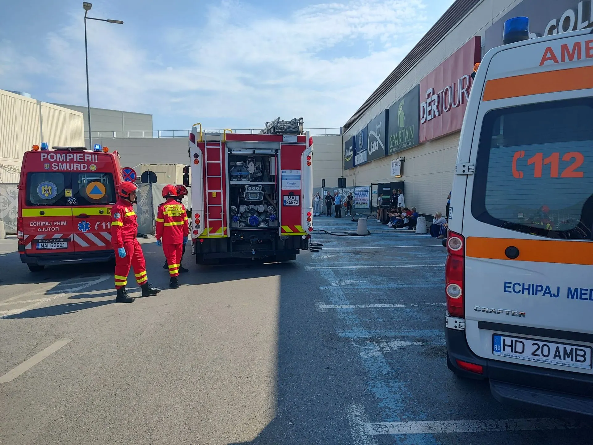 Fum în complex comercial la Deva: evacuare și ventilare