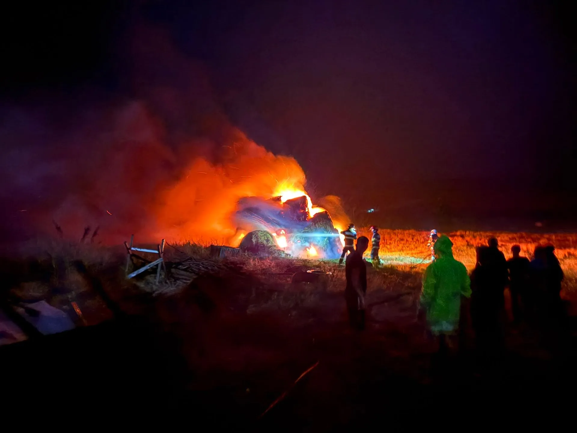 Sârbi (Botoșani): incendiu la furaje după trăsnet