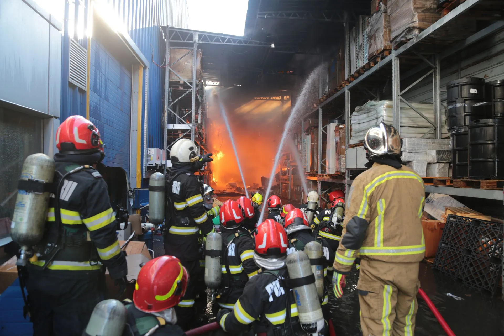 Lamotești, Sector 4: foc în cameră de 20 mp, 37 evacuate