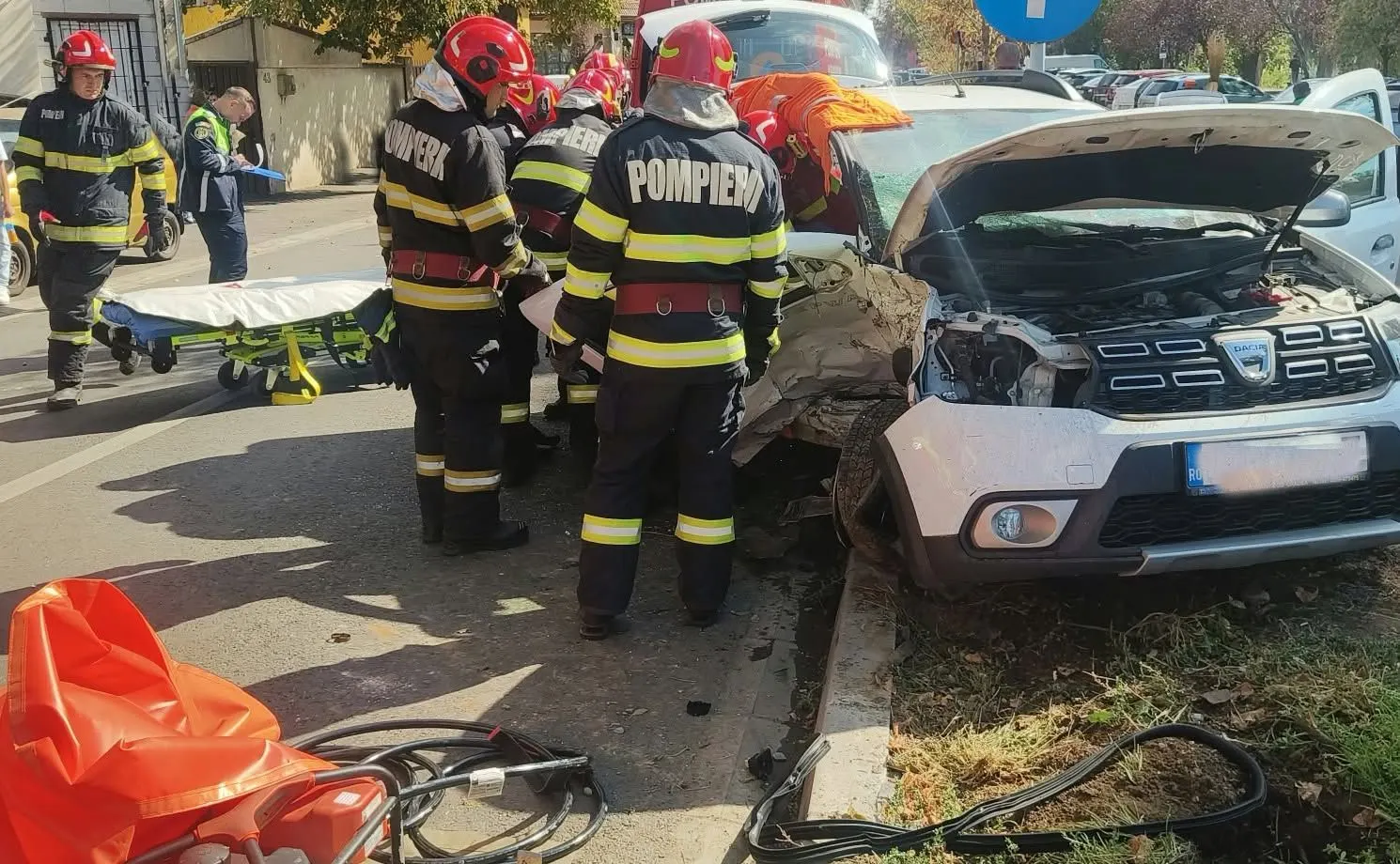 Oradea, accident cu încarcerare: pompieri și SMURD pe Sf. Andrei