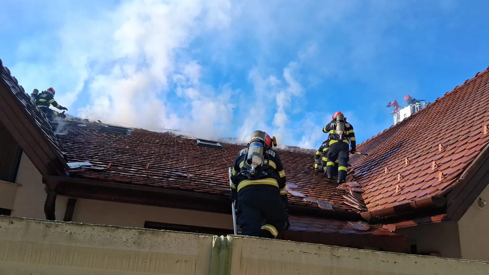 Foc pe Lugojului: trei imobile lovite, adolescent evacuat