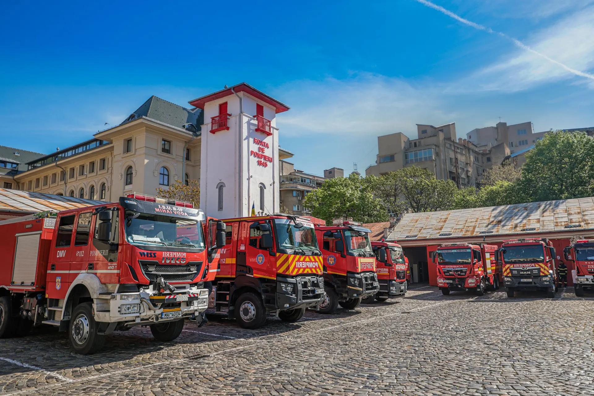Sectorul 5: incendiu la service auto, 15 mașini afectate
