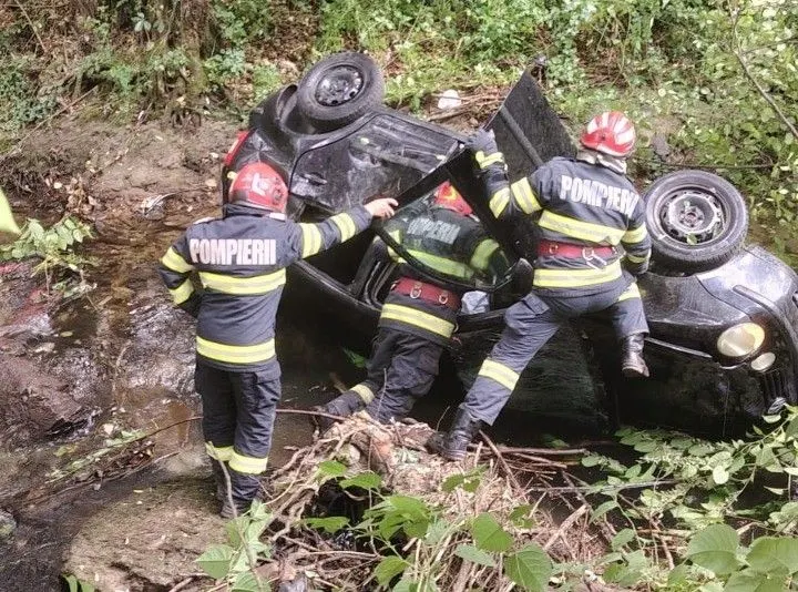 Teliuc: mașină răsturnată spre Ghelari, doi la spital